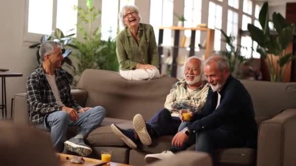 Generációs Barátok Gyülekeznek Otthon Partin Idősek Beszélgetnek Nevetnek Együtt — Stock videók