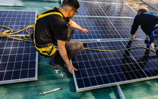 Skupina Inženýrů Pracujících Kontrole Údržbě Solárních Baterií Blízkosti Solárních Panelů — Stock fotografie