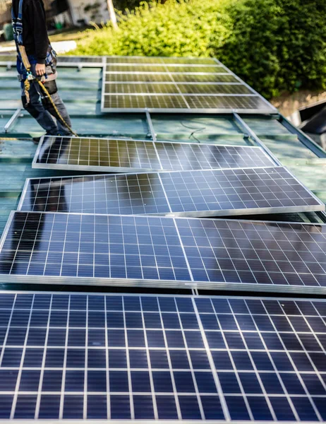 Asijský Technik Kontroluje Údržbu Solárních Panelů Střeše — Stock fotografie