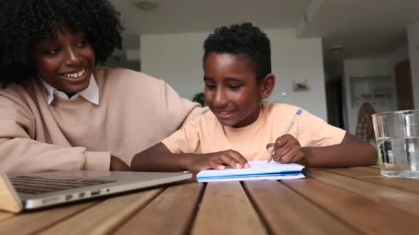 Мати Допомагає Синові Робити Домашнє Завдання Африканська Сім Вдома Ноутбуком — стокове відео