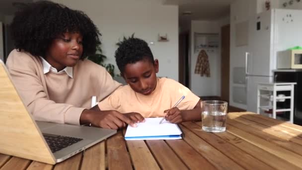Молода Афроамериканська Мати Допомагала Синові Домашніми Завданнями Матерям Синові Навчатися — стокове відео