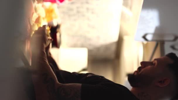 孤独な独身ヒスパニック男タトゥー料理で自宅で夜 — ストック動画