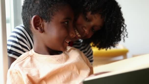 Wideo Afrykańskiej Kobiety Swoim Synkiem Domu Czytającej Opowieść Szczęśliwie Przy — Wideo stockowe