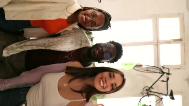 Grupo Amigos Felices Posando Para Selfie Interior Mientras Divierten Juntos — Vídeos de Stock