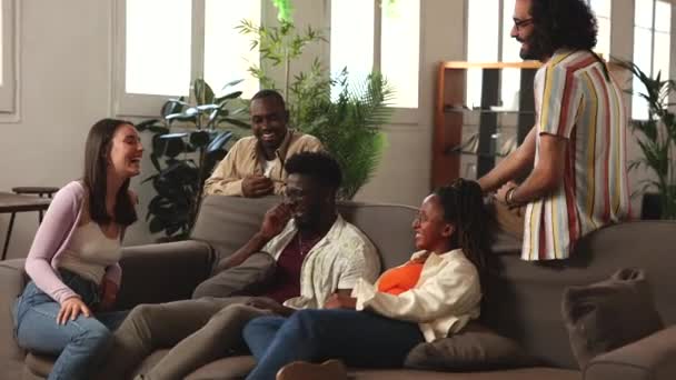 Nowoczesne Biuro Różnorodna Mieszanka Kreatywnych Kolegów Różnych Środowisk Rasowych Wywołuje — Wideo stockowe