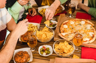 Restoranda çeşitli pizza hamburgerleriyle öğle yemeği.