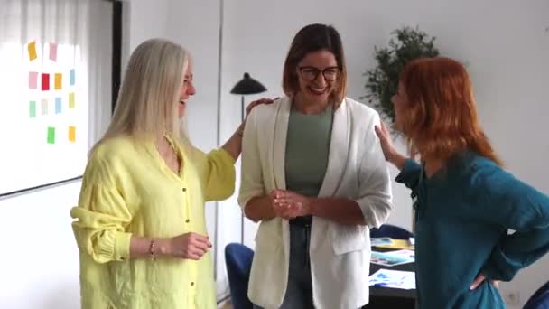 Grupo Diverso Trabalho Equipe Multi Geração Mulheres Negócios Brainstorming Colaboração — Vídeo de Stock