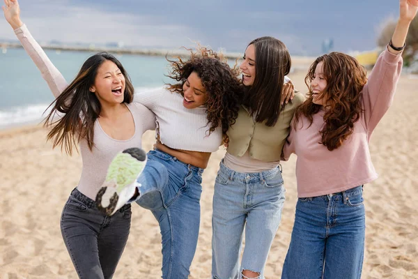 Grupa Wielorasowe Koleżanki Plaża Szczęśliwi Studenci Wakacjach Plaży Śródziemnomorskiej — Zdjęcie stockowe