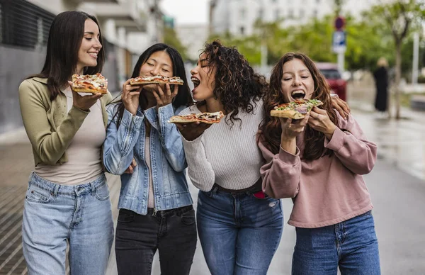 Multirracial Amigos Sexo Feminino Comer Comida Rua Cidade Pizza Saborosa — Fotografia de Stock