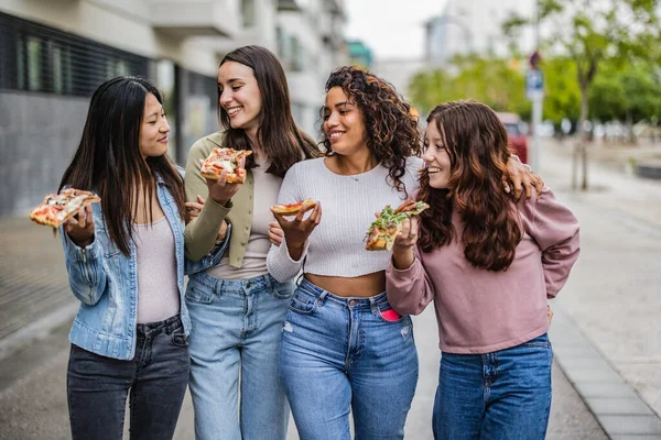 Jovem Multirracial Amigos Sexo Feminino Andando Cidade Férias Comer Pizza — Fotografia de Stock