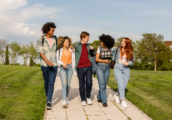 Sınıftan ayrılan bir grup çok ırklı genç