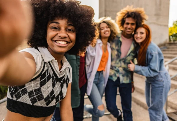 Bir Grup Genç Arkadaş Dışarıda Selfie Çekiyorlar Afrikalı Kadına Odaklan — Stok fotoğraf