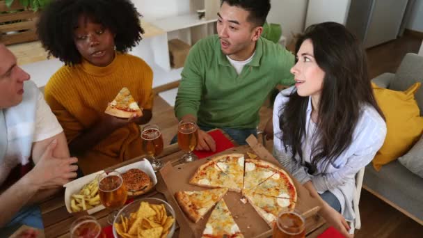 Fröhliche Freunde Die Hause Pizza Essen Fröhliche Millennial Freunde Die — Stockvideo