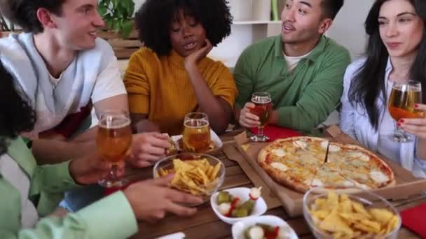 Група Щасливих Міжрасових Друзів Проводить Вечірку Їсть Піцу Пиво Святкує — стокове відео