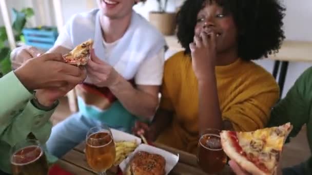 Młodzi Ludzie Rozmawiający Jedzący Restauracji Pijący Piwo Domowe Jedzenie Między — Wideo stockowe