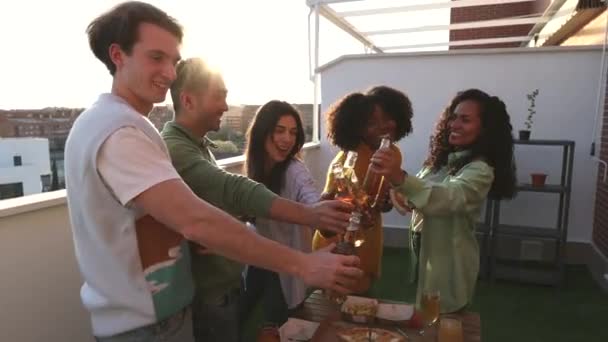 Çatıdaki Partide Bir Grup Çok Irklı Bin Yıllık Arkadaş — Stok video