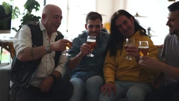 不同年龄的朋友 成熟的和年轻的朋友 在家喝啤酒 — 图库视频影像