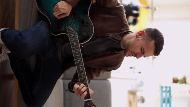 Gitaris Pria Berlatih Rumah — Stok Video