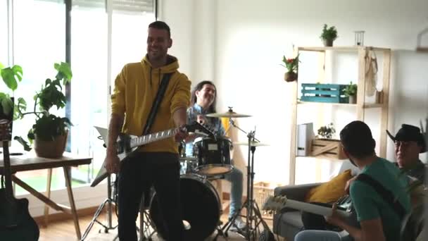 Muziek Band Repeteren Studio Met Elektrische Instrumenten — Stockvideo