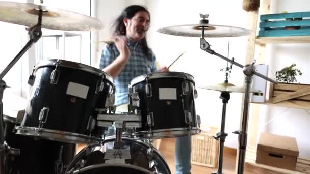Długowłosy Rocker Man Gra Perkusji Studio Nagraniowym — Wideo stockowe