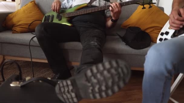 Olgun Bir Adam Kayıt Stüdyosunda Bas Gitar Çalıyor — Stok video