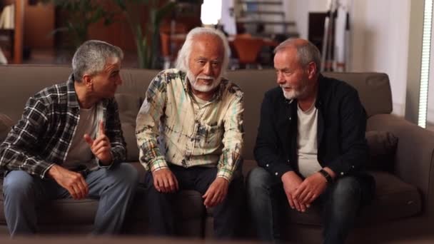 Συνταξιούχοι Φίλοι Συναντιούνται Στο Σπίτι Για Μιλήσουν Και Δουν Τηλεόραση — Αρχείο Βίντεο