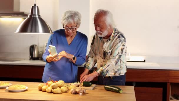 Pareja Multiétnica Ancianos Riéndose Juntos Cocina Felizmente Retirados Cocinando Desayuno — Vídeo de stock