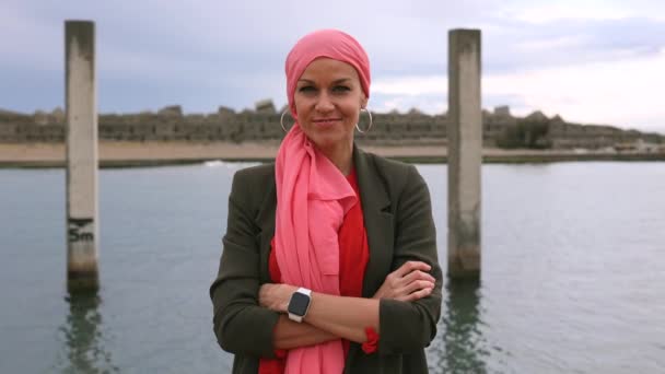 成熟した女性はガンと戦いピンクのスカーフを着用し — ストック動画