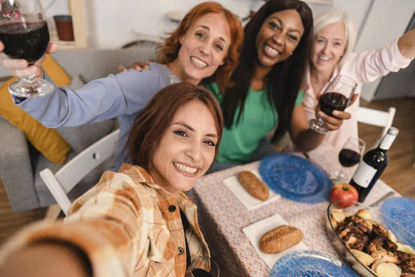 Selfie Diverse Vrouwen Eten Drinken Wijn Multigenerationele — Stockfoto