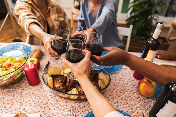 Party Vrouwen Bij Het Diner Toast Met Wijn — Stockfoto