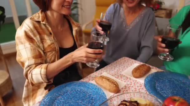 Festkvinnor Middag Rostat Bröd Med Vin — Stockvideo