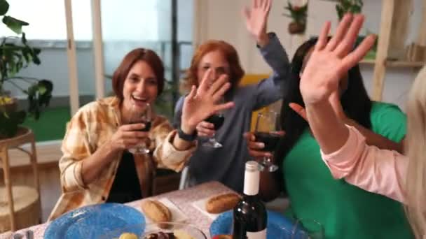 Selfie Diversas Mujeres Cenando Bebiendo Vino Multigeneracional — Vídeos de Stock