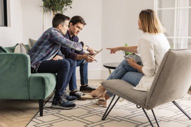 Girişimci ortaklar bankacılık bölümünde bir kredi anlaşması imzalarlar. Finansal danışman kadın eşcinsel çifte danışmanlık yapıyor.