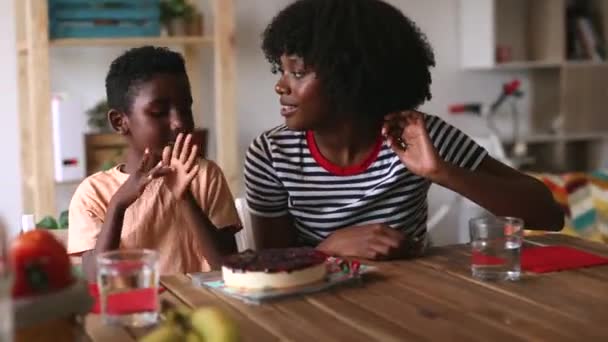 幸せな誕生日の母と息子アフリカ — ストック動画