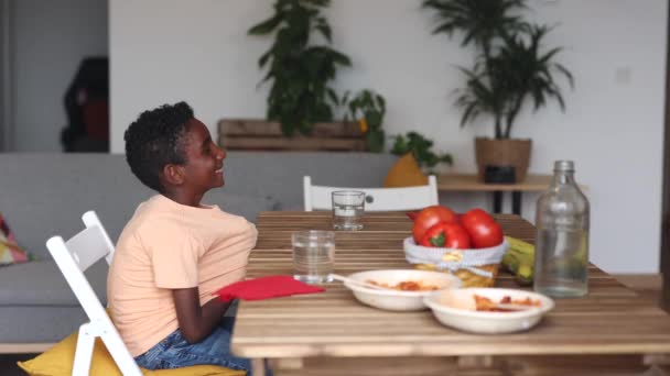 Afroamerykańska Matka Synem Jedzącym Razem Domu — Wideo stockowe