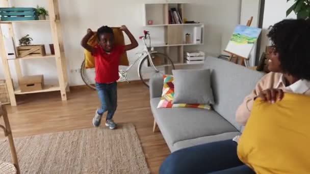 Madre Figlio Afroamericano Giocare Casa Cuscino Lotta — Video Stock