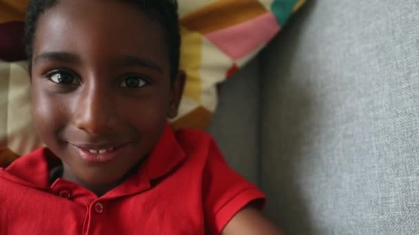 Lögnaktiga Afrikanska Pojke Gör Selfie Video Sociala Medier — Stockvideo