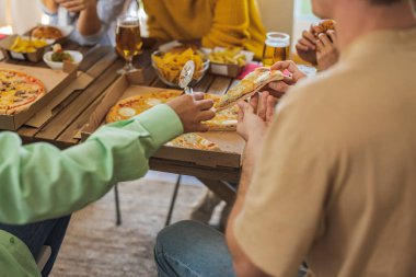 Pizza yiyen bir grup insanın ayrıntıları