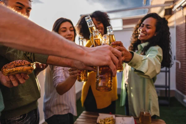 Amigos Multirraciales Brindan Vasos Cerveza Jardín Del Pub Cervecería Jóvenes —  Fotos de Stock