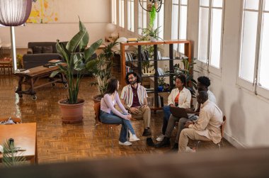 Toplantı ve etkinlik odası, grup terapi grubu konuşma, ruh sağlığı ve bağımlılık konsepti