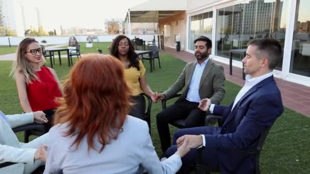 Générationnels Multiraciaux Hommes Affaires Assis Cercle Ayant Discussion Groupe Thérapie — Video
