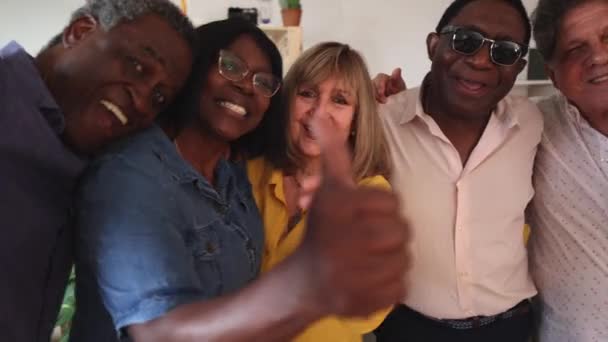 Senior Svart Man Selfie Och Med Vänner Hemma Kul Och — Stockvideo