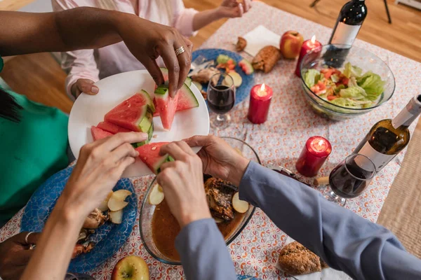 Diverse Handen Nemen Stuk Watermeloen Diner Komt Vrienden Die Eten — Stockfoto