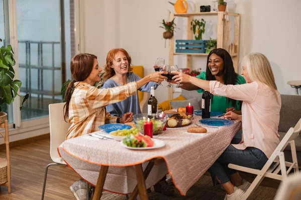 Divers Vrouwen Eten Samen Thuis Toasten Wijn — Stockfoto