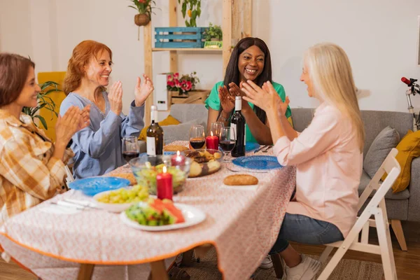 Femmes Diverses Mangeant Ensemble Maison Applaudissant Les Mains Avant Dîner — Photo