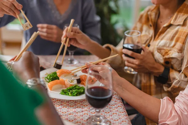 Vrienden Eten Sushi Vrienden Diner Met Vrienden Astiacan Afhaalmaaltijden — Stockfoto