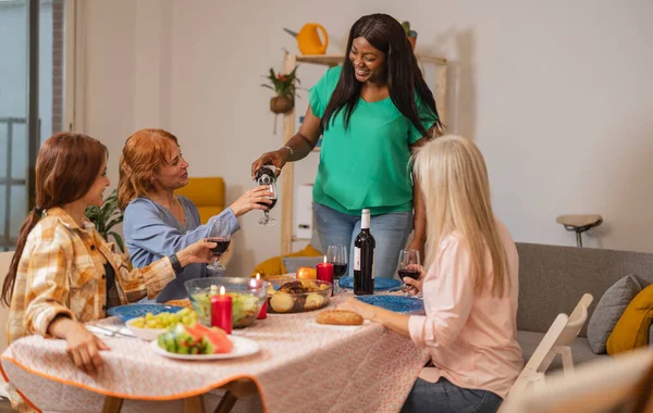 Multiraciale Vrouwelijke Vrienden Eten Wijn Drinken — Stockfoto