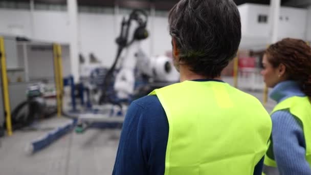 Grupo Trabalhadores Uma Fábrica Robótica Operando Uma Máquina Robótica — Vídeo de Stock