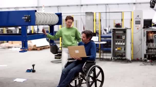 工厂中的社会包容 工厂中的工人 工作的残疾人 — 图库视频影像