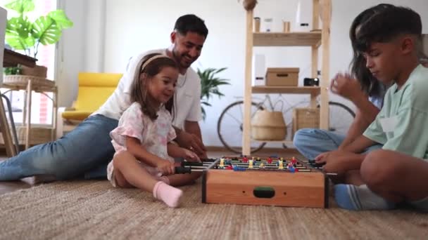 Οικογένειά Του Παίζει Ποδοσφαιράκι Στο Σπίτι — Αρχείο Βίντεο